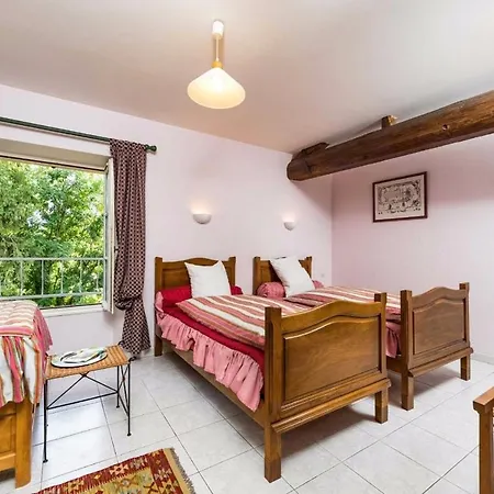 Jolie Vache Deguisee En Fleurs, D'hote A Guest house